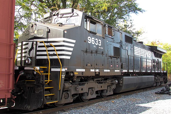 Norfolk Southern engine 9633