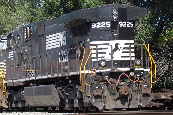 Norfolk Southern engine 9225--up close