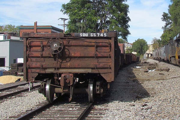 low-sided gondola car