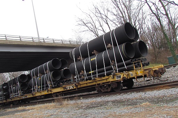 pipe-carrying flat car