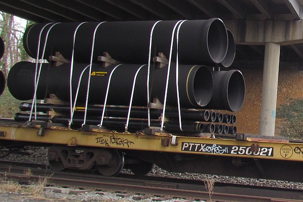 close-up of the PTTX 250021 flat car