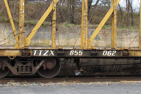 up-close to the TTZX 855062 ceterbeam flat car