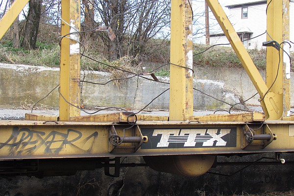 another close-up of the TTX centerbeam flat car