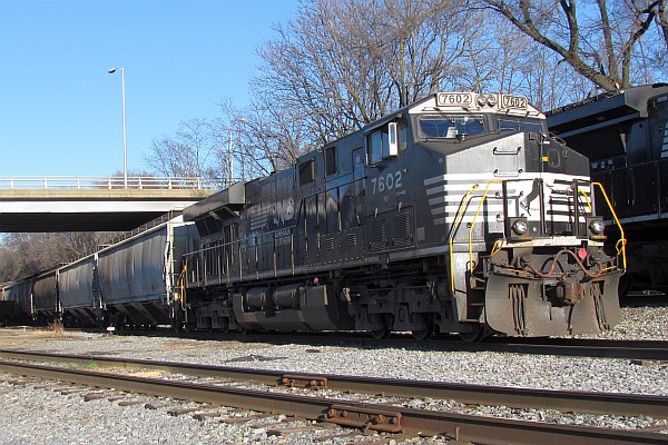 NS 7602 and its train